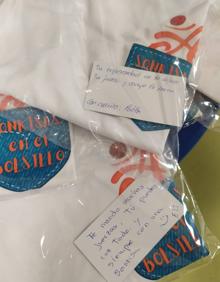 Imagen secundaria 2 - Las camisetas pueden entregarse con una tarjeta dedicada.