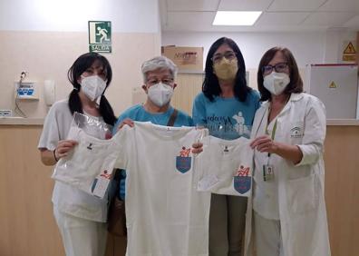 Imagen secundaria 1 - Las camisetas pueden entregarse con una tarjeta dedicada.