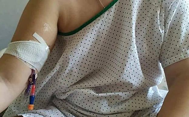 Una paciente posa con la camiseta.