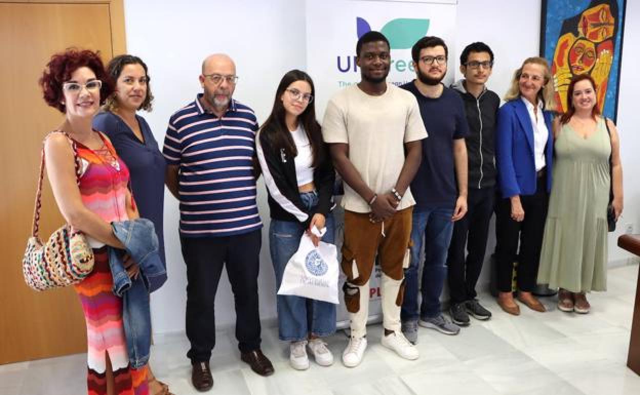 Momento de la formalización, ayer, de la entrega de becas a refugiados y solicitantes de asilo. 