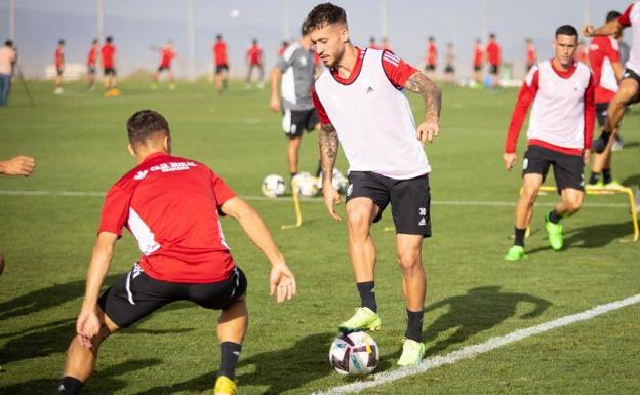Ricard Sánchez juega un balón en un entrenamiento previo. 