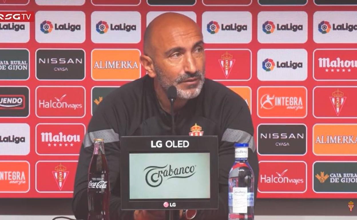 Abelardo atiene a una de las cuestiones de la rueda de prensa. 