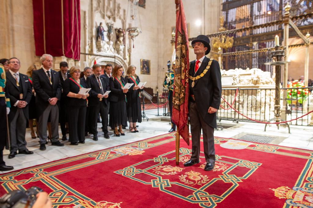 El alcalde Paco Cuenca ha sido el encargado de tremolar el pendón de Castilla por primera vez en 20 años