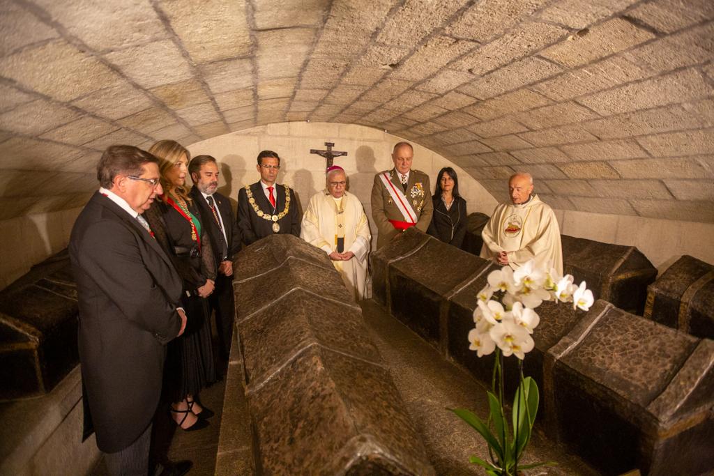 El alcalde Paco Cuenca ha sido el encargado de tremolar el pendón de Castilla por primera vez en 20 años