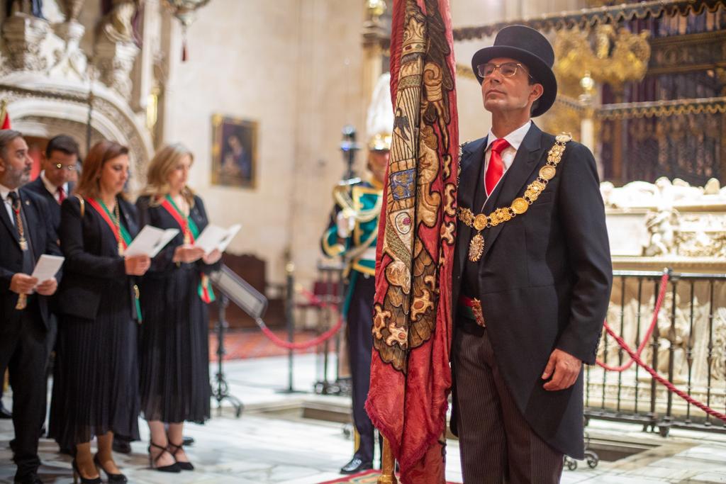 El alcalde Paco Cuenca ha sido el encargado de tremolar el pendón de Castilla por primera vez en 20 años