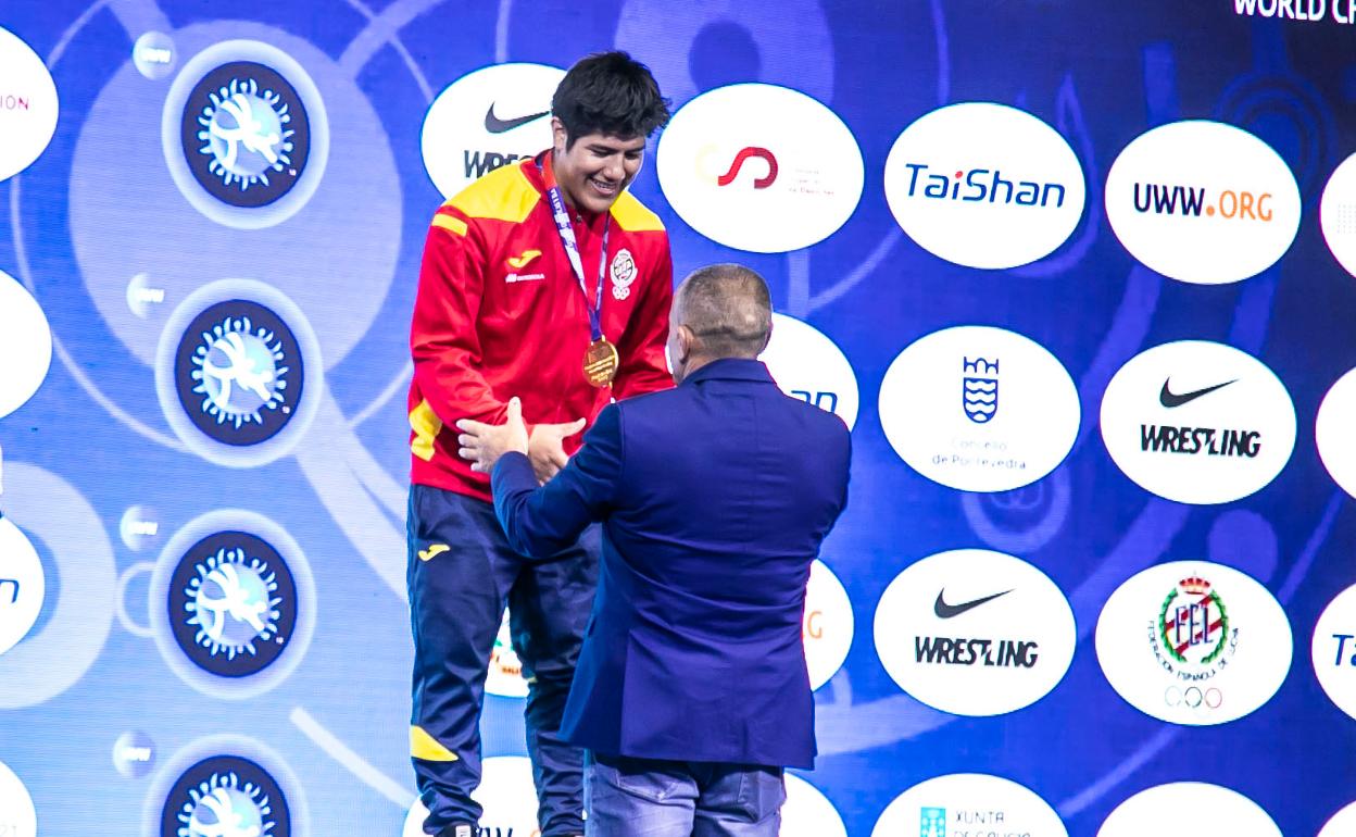 Jhonatan Orella recibe su medalla. 