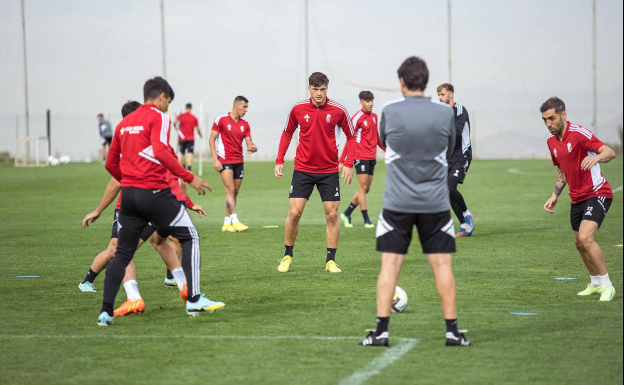 Los futbolistas del Granada pelotean en el entrenamiento del martes ante la mirada de Aitor Karanka. 