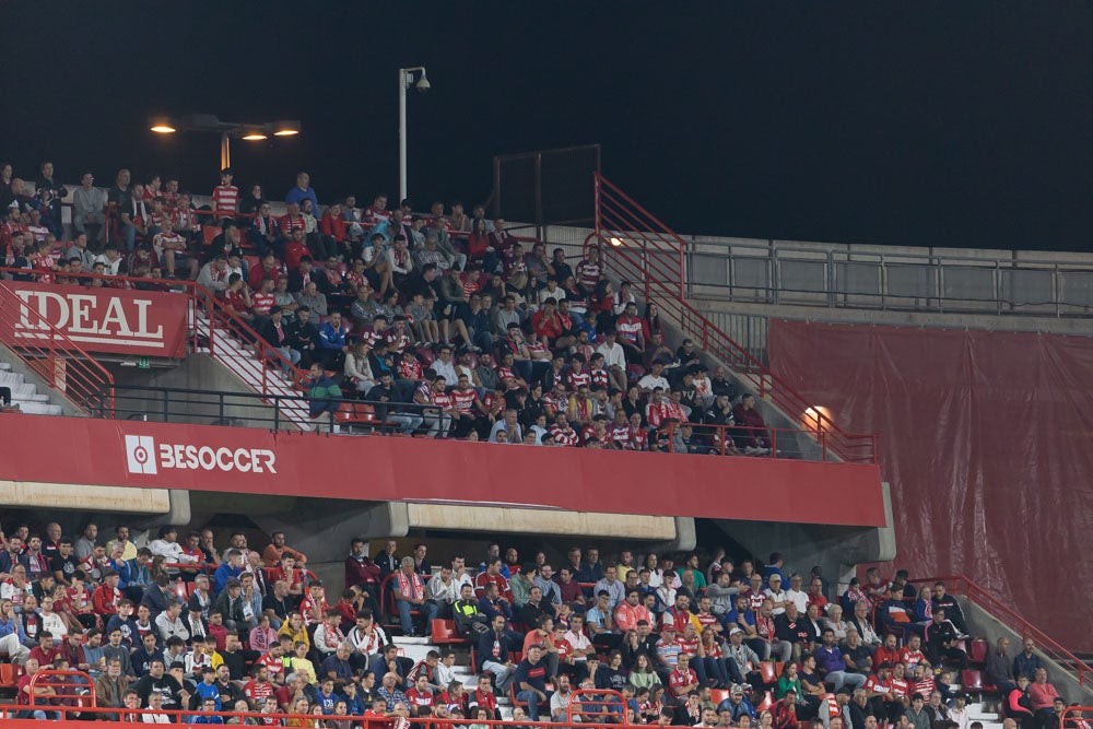 Fotos: Granada-Sporting: encuétrate en la grada de Los Cármenes