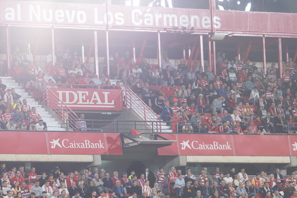 Fotos: Granada-Sporting: encuétrate en la grada de Los Cármenes