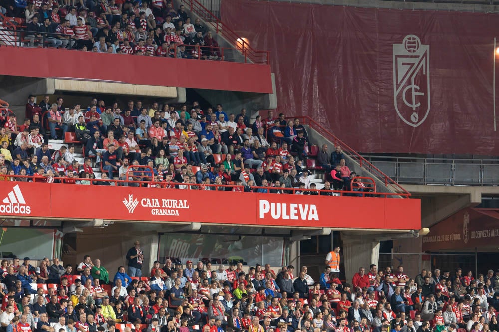 Fotos: Granada-Sporting: encuétrate en la grada de Los Cármenes