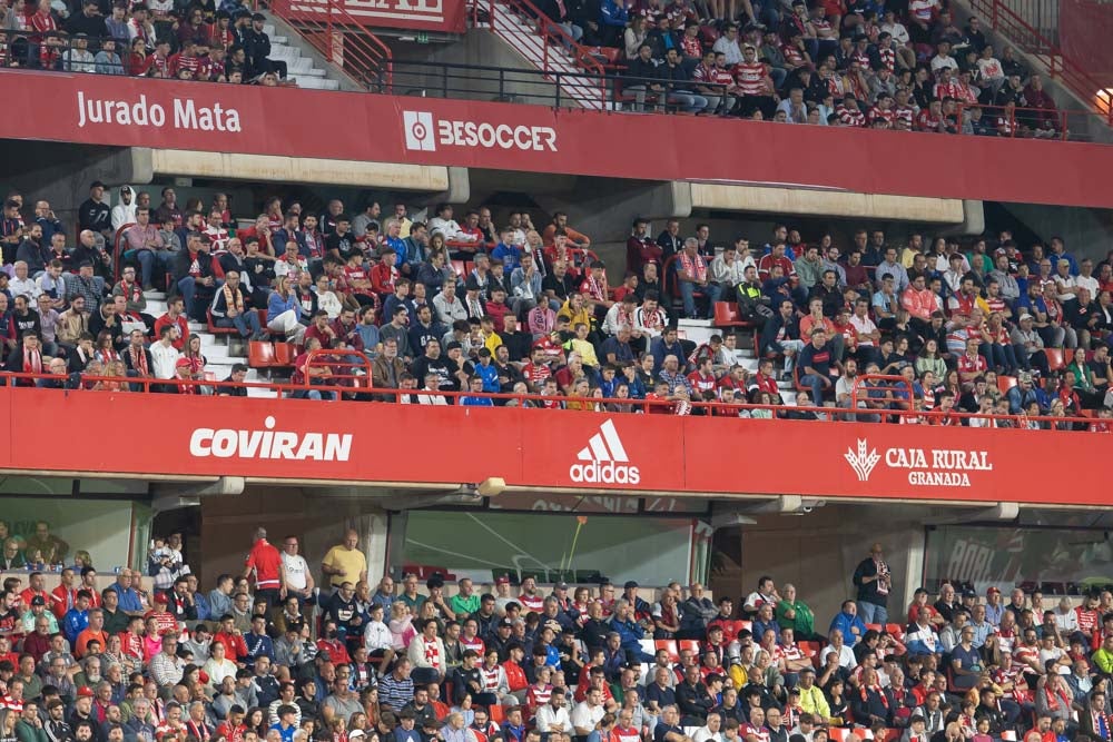 Fotos: Granada-Sporting: encuétrate en la grada de Los Cármenes