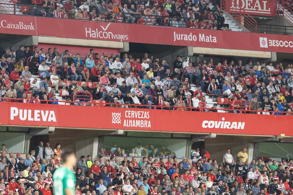 Fotos: Granada-Sporting: encuétrate en la grada de Los Cármenes