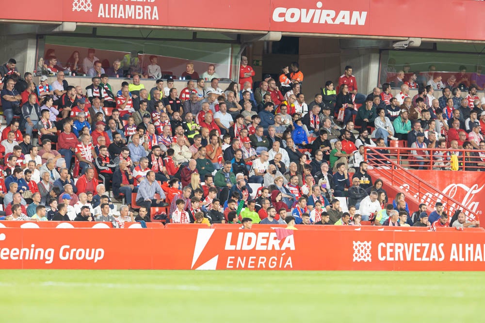 Fotos: Granada-Sporting: encuétrate en la grada de Los Cármenes