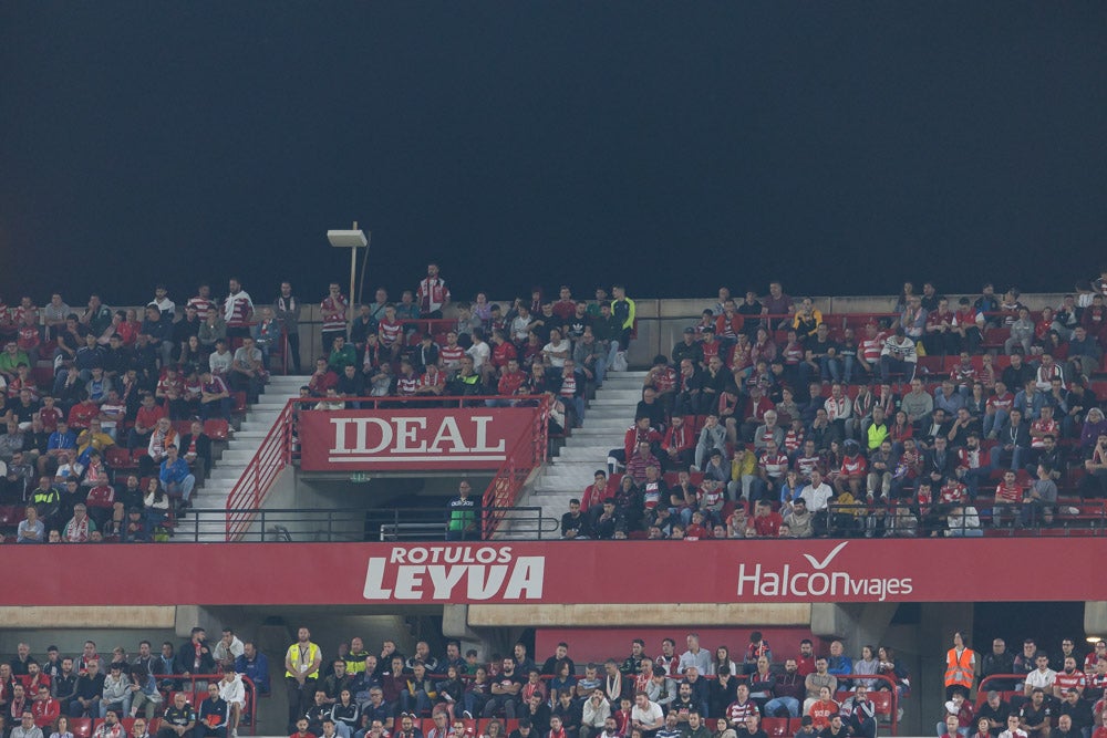 Fotos: Granada-Sporting: encuétrate en la grada de Los Cármenes