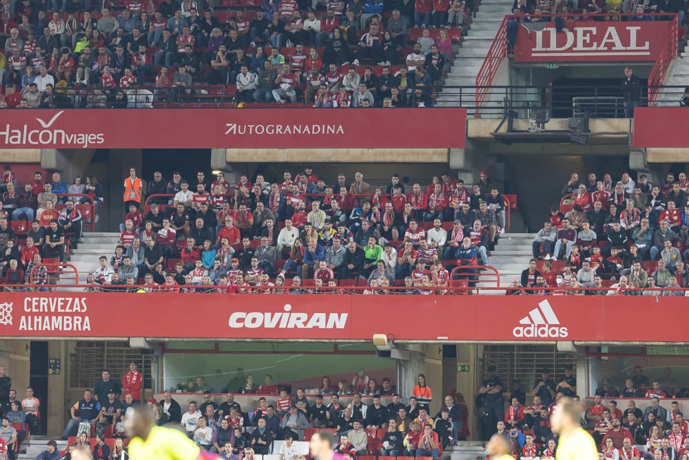 Fotos: Granada-Sporting: encuétrate en la grada de Los Cármenes
