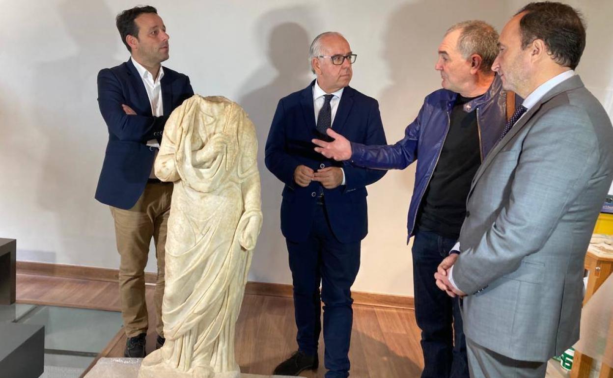 Javier Perales, Jesús Estrella, Marcelo Castro y José Ayala, junto a la estatua romana. 