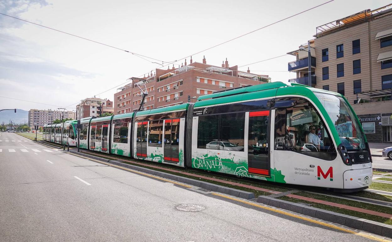 El metro, a su paso por el barrio de Albayda.