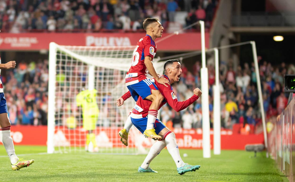 Bryan Zaragoza se sube a lomos de José Callejón tras el cuarto gol. 
