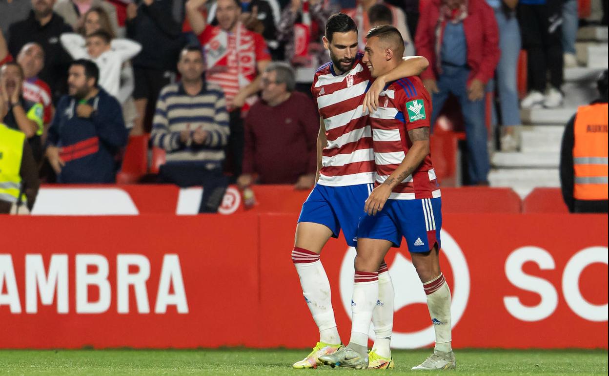 Antonio Puertas y Myrto Uzuni celebran uno de los goles ante el Sporting de Gijón. 