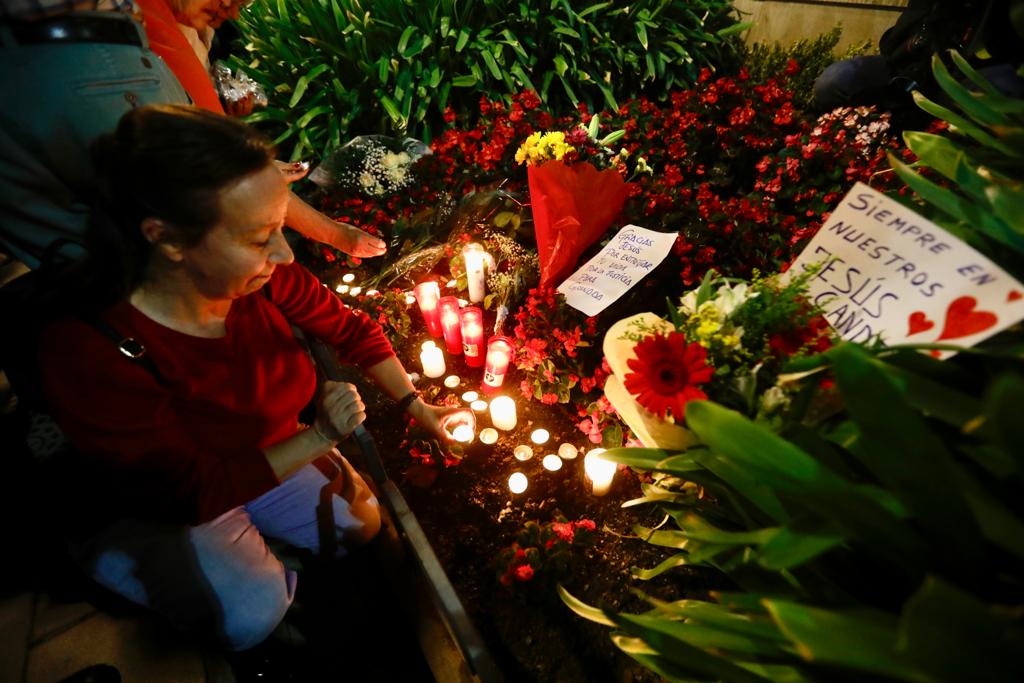 Imagen secundaria 1 - Distintos momento del acto en la Fuente de las Batallas.