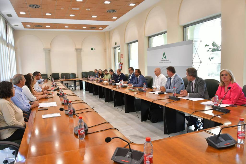 Alcaldes de los municipios afectados y delegados en su primera toma de contacto tras la extinción. 