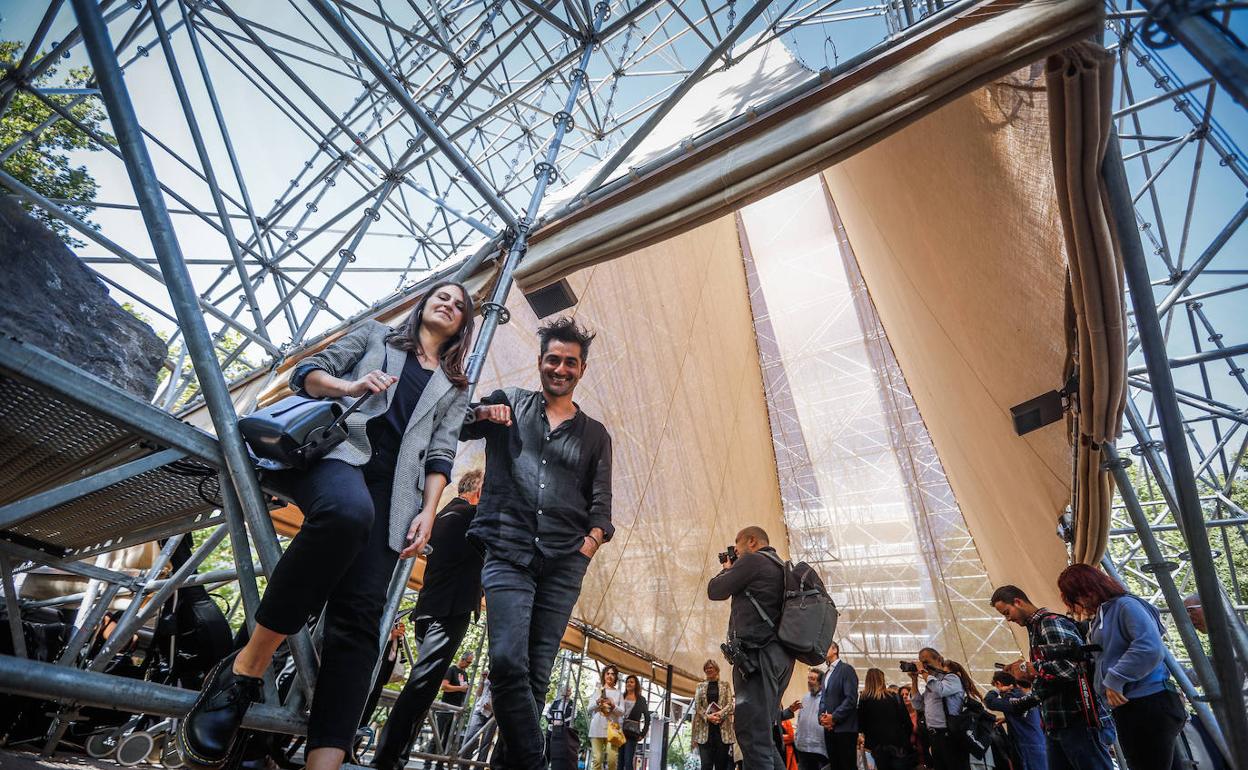 Los autores, ante su estructura.