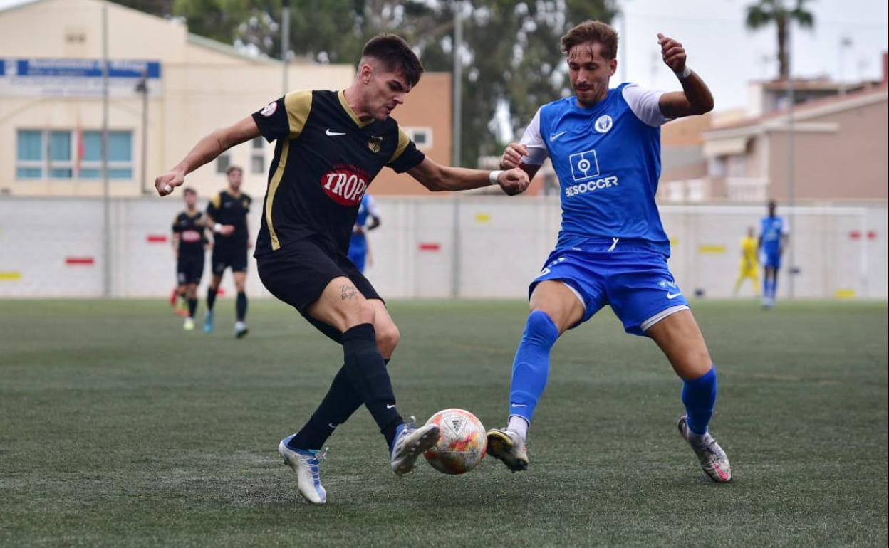 Álex Cabello, futbolista del Motril, en un lance durante la derrota ante El Palo. 