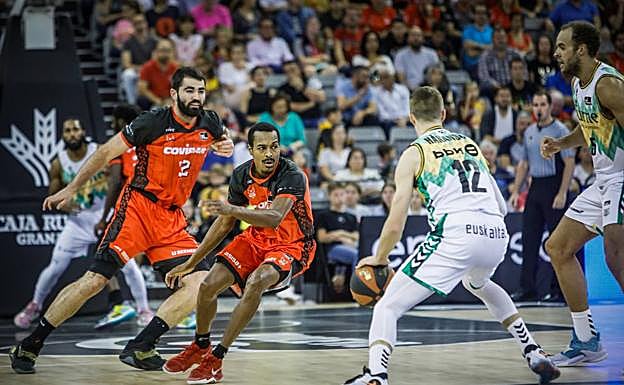 Alex Renfroe (centro) y Luke Maye (i), en tareas defensivas.