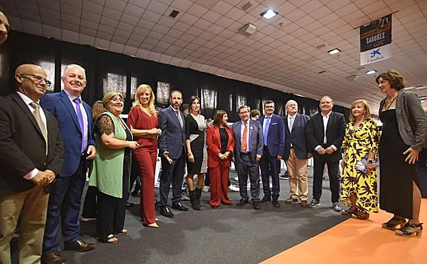 El presidente de la Diputación, diputados y otras autoridades en la Feria General de Muestras de Armilla. 