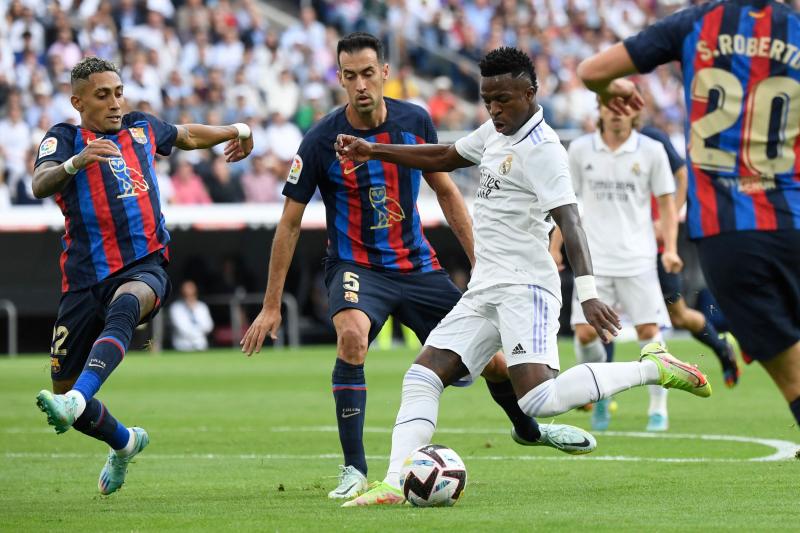 Vinicius dispara mientras Rapinha trata de taponar el tiro del brasileño ante la mirada de Busquets.