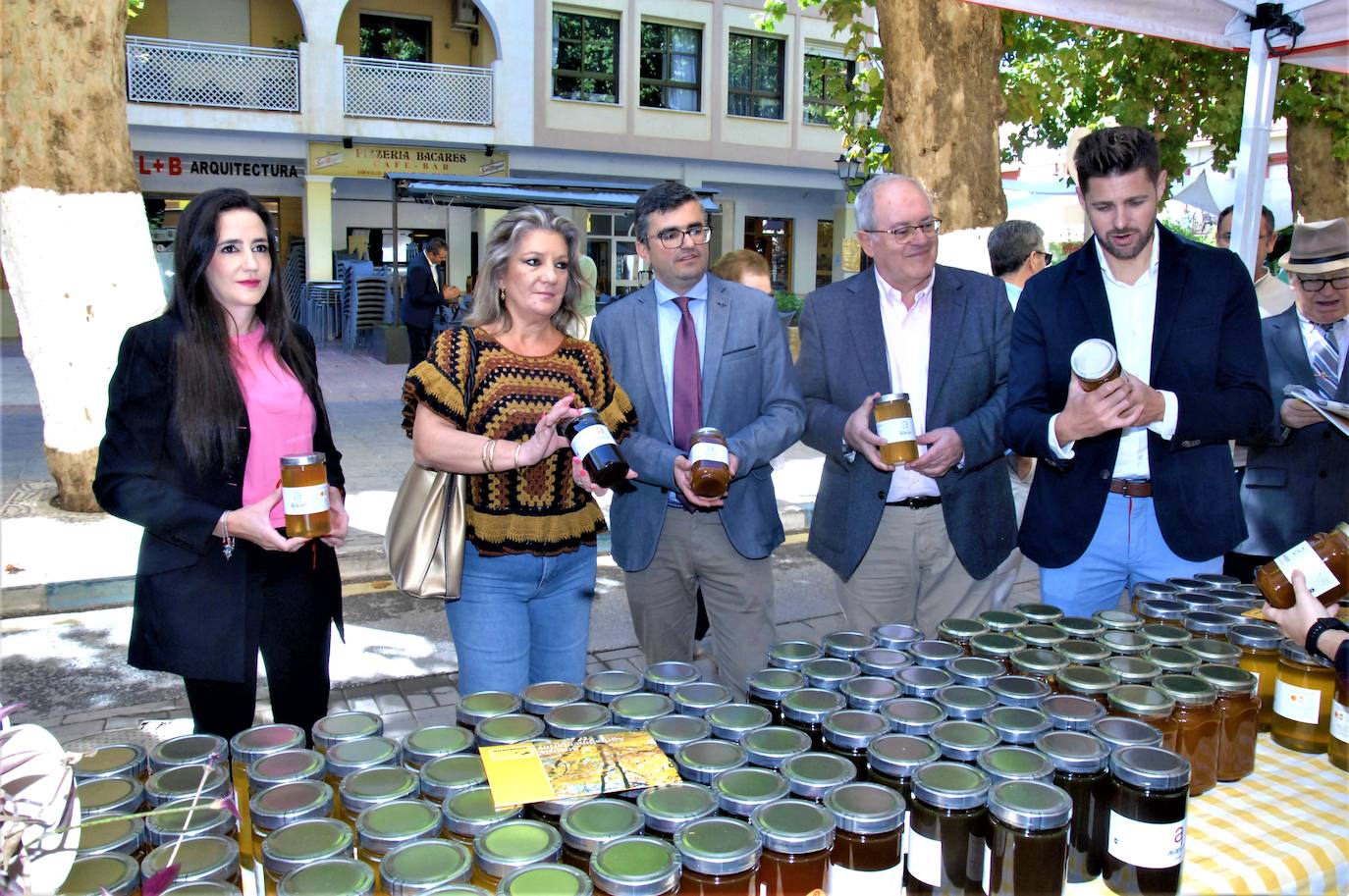 El alcalde de Lanjarón y los representantes políticos provinciales visitan la Feria de la Miel de Lanjarón.