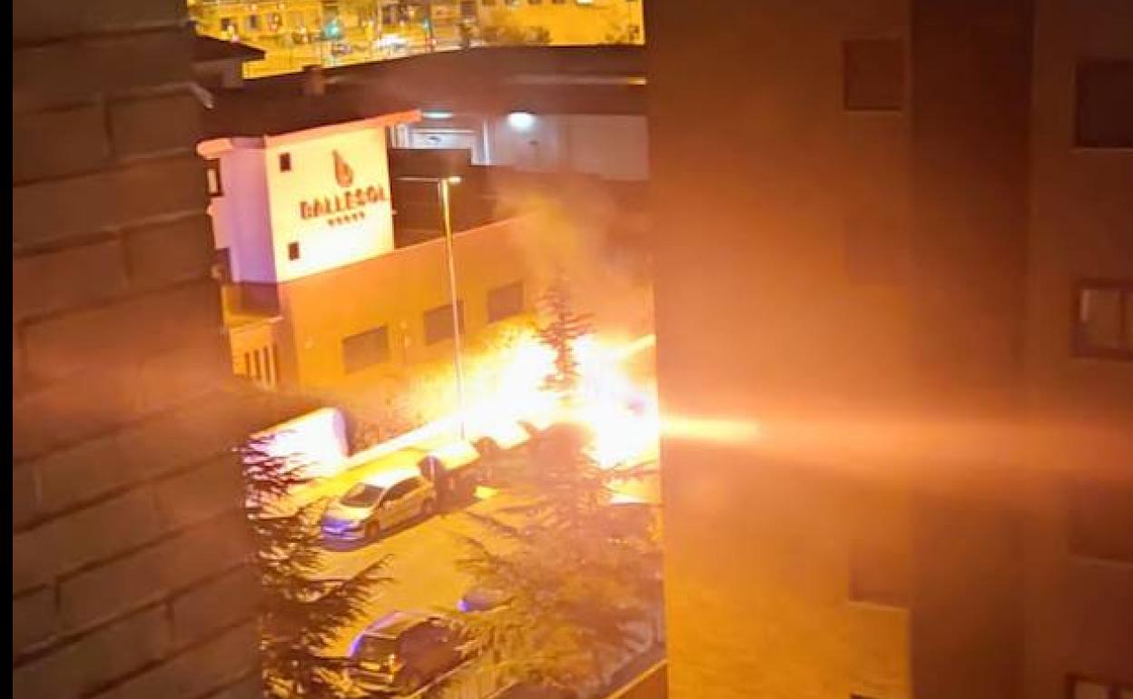 El contenedor de la calle Jimena, ardiendo.