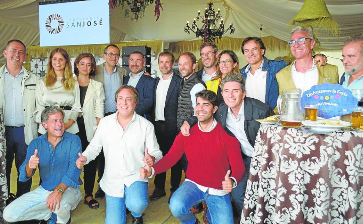 El alcalde y el presidente del PP jienense (centro), concejales 'populares' y socialistas y el 'candidato' del PP (tercero por la derecha), el lunes en el Ferial, en una imagen conjunta posible gracias a San Lucas. 