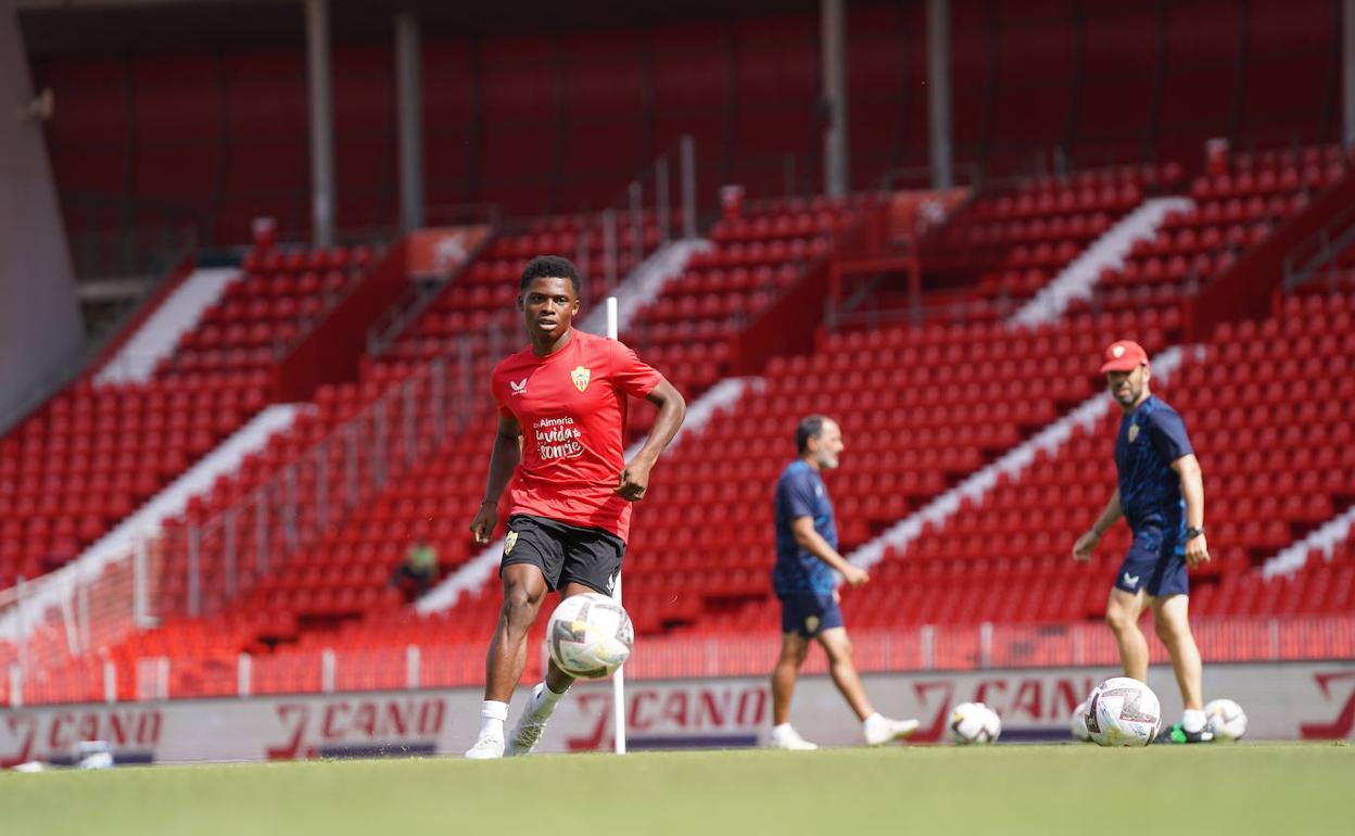 Largie Ramazani podría volver a la titularidad ante la ausencia de Adrián Embarba. 