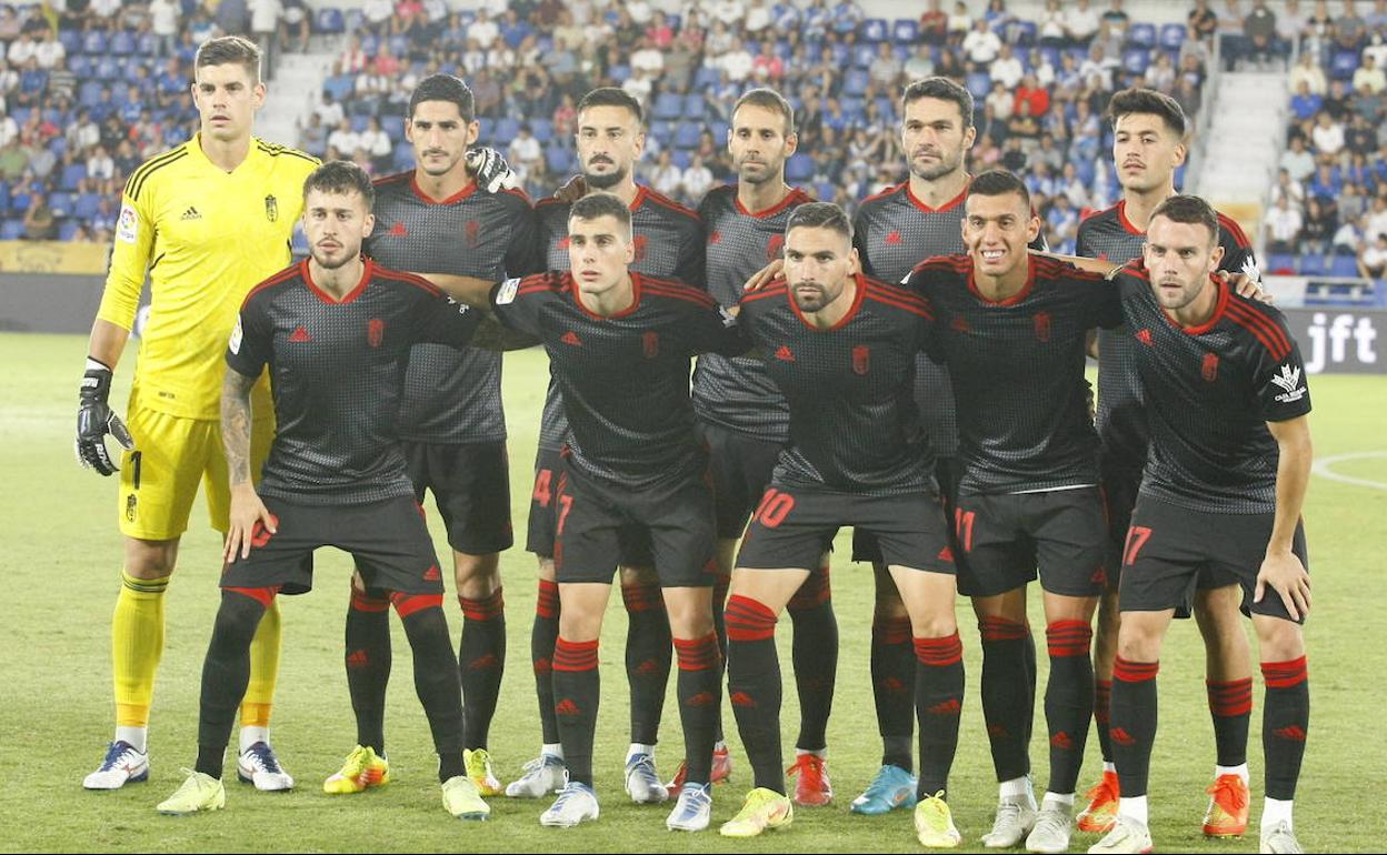Alineación titular del Granada en Tenerife, con el capitán Víctor Díaz al frente. 