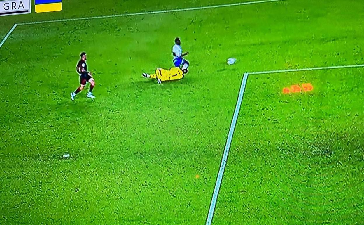 Momento en que el portero granadinista derriba a Dauda. 