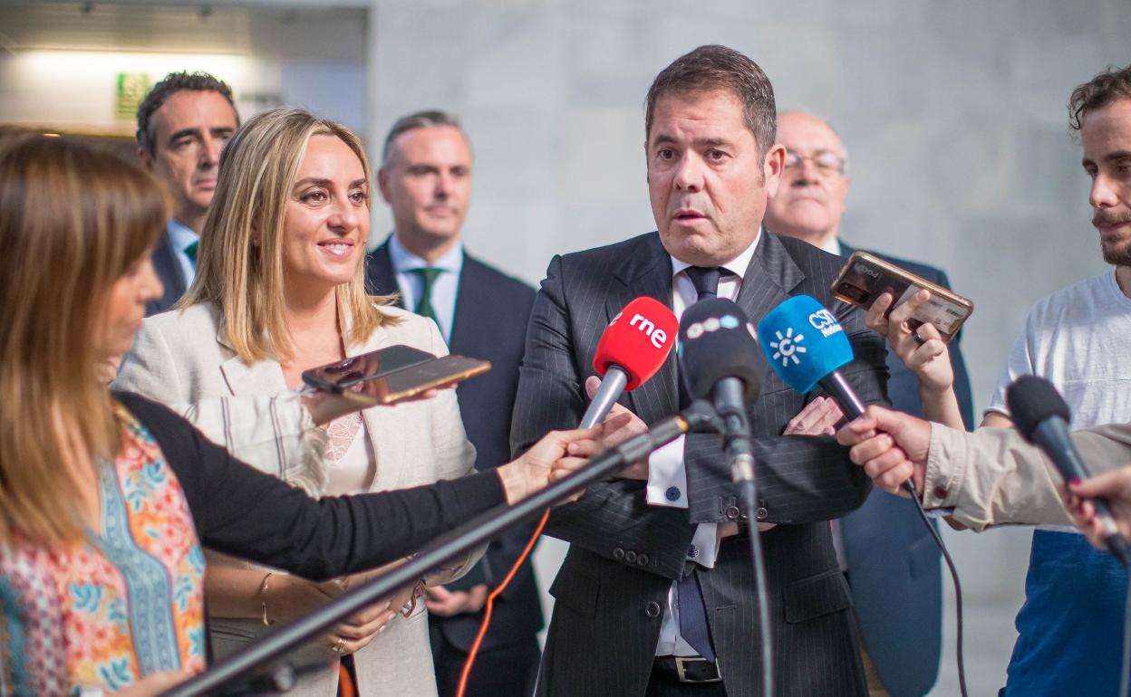 Gerardo Cuerva, presidente de los empresarios granadinos, junto a la consejera de Foneto, Marifrán Carazo