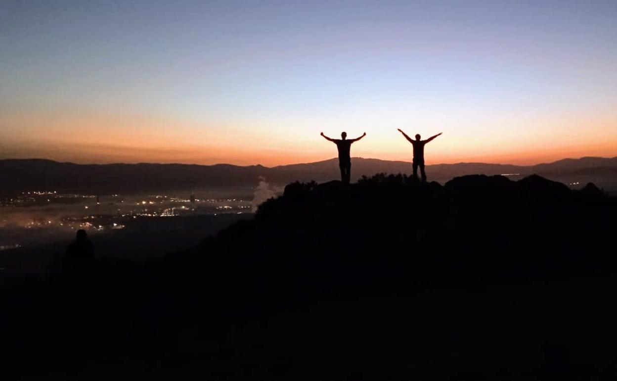 EL Infoca celebra la extinción del fuego. 