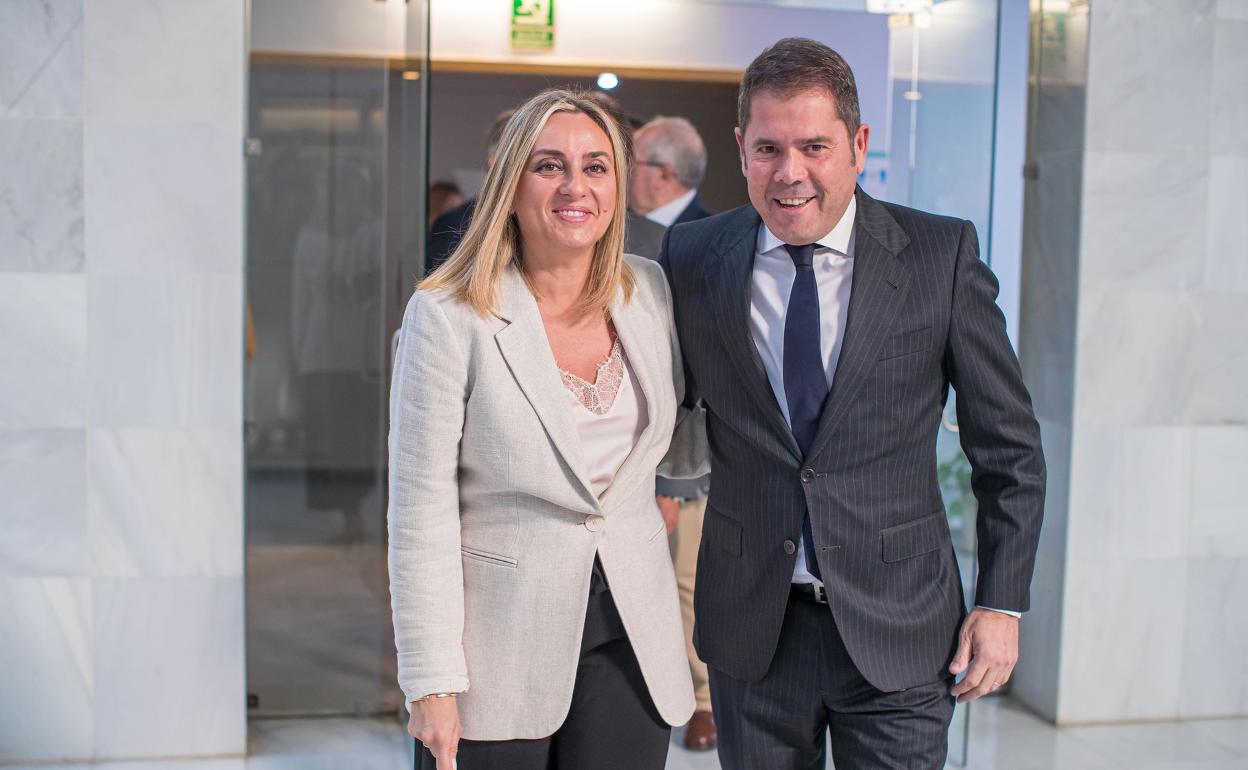 La consejera Marifrán Carazo y el presidente de la CGE y Cámara Granada, Gerardo Cuerva, antes de la reunión que han mantenido los representantes del Gobierno andaluz y los empresarios granadinos. 