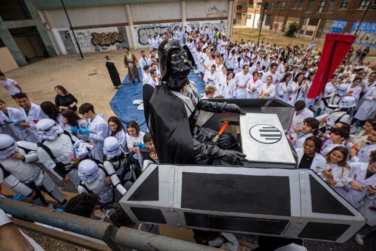 Alumnos de la Facultad de Medicina celebran la tradicional fiesta de octubre