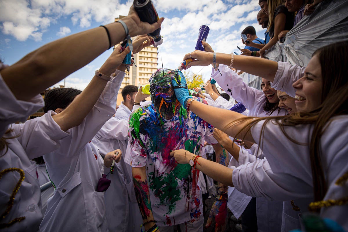 Alumnos de la Facultad de Medicina celebran la tradicional fiesta de octubre