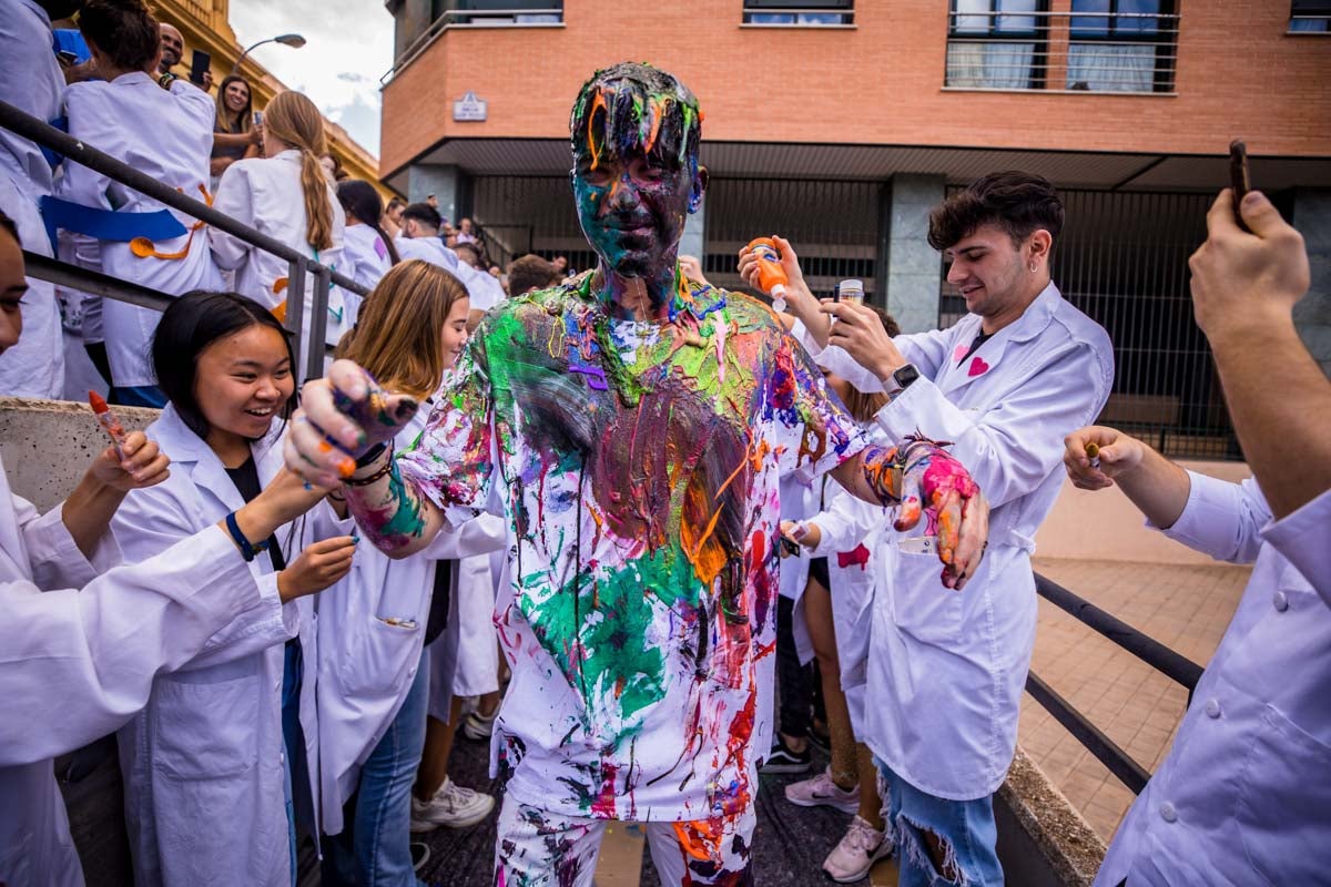 Alumnos de la Facultad de Medicina celebran la tradicional fiesta de octubre