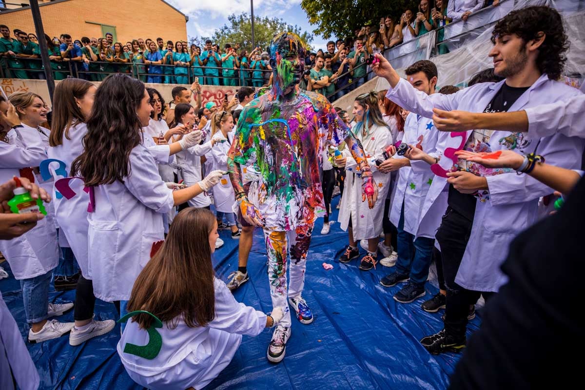 Alumnos de la Facultad de Medicina celebran la tradicional fiesta de octubre