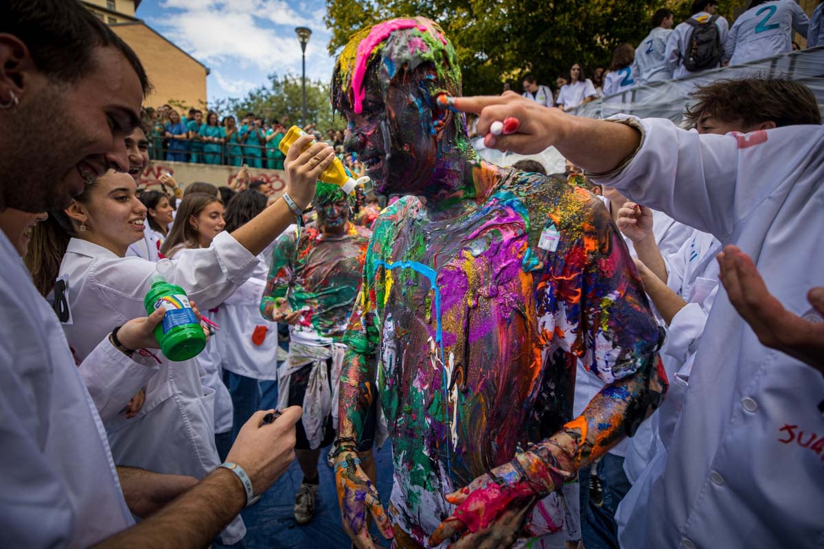 Alumnos de la Facultad de Medicina celebran la tradicional fiesta de octubre