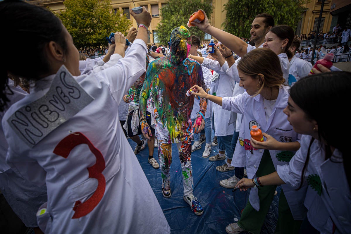 Alumnos de la Facultad de Medicina celebran la tradicional fiesta de octubre