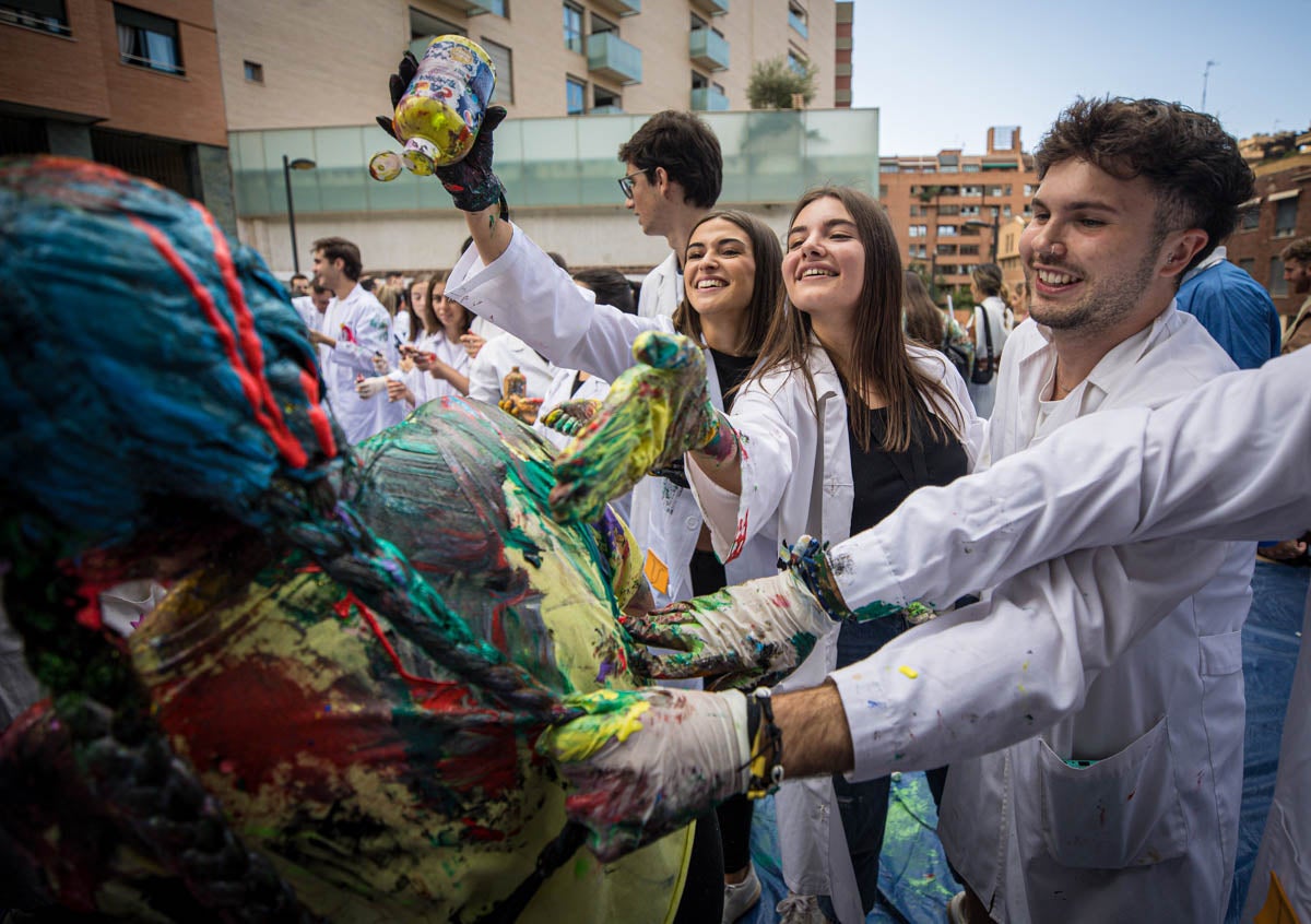 Alumnos de la Facultad de Medicina celebran la tradicional fiesta de octubre