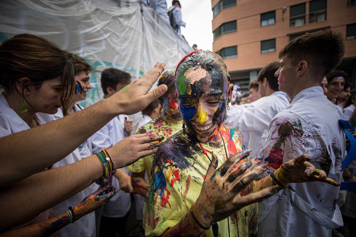 Alumnos de la Facultad de Medicina celebran la tradicional fiesta de octubre