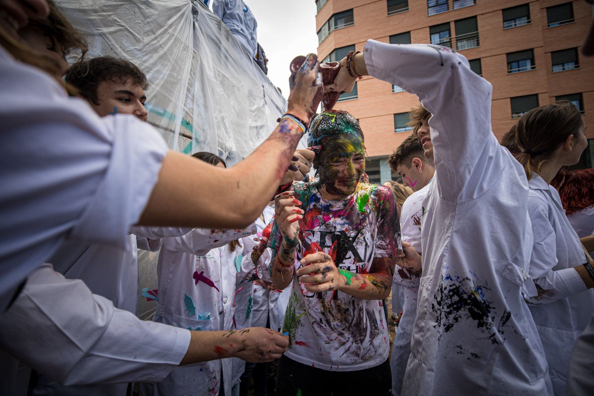 Alumnos de la Facultad de Medicina celebran la tradicional fiesta de octubre