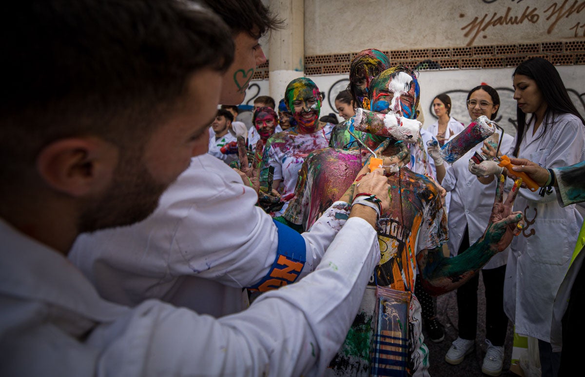 Alumnos de la Facultad de Medicina celebran la tradicional fiesta de octubre