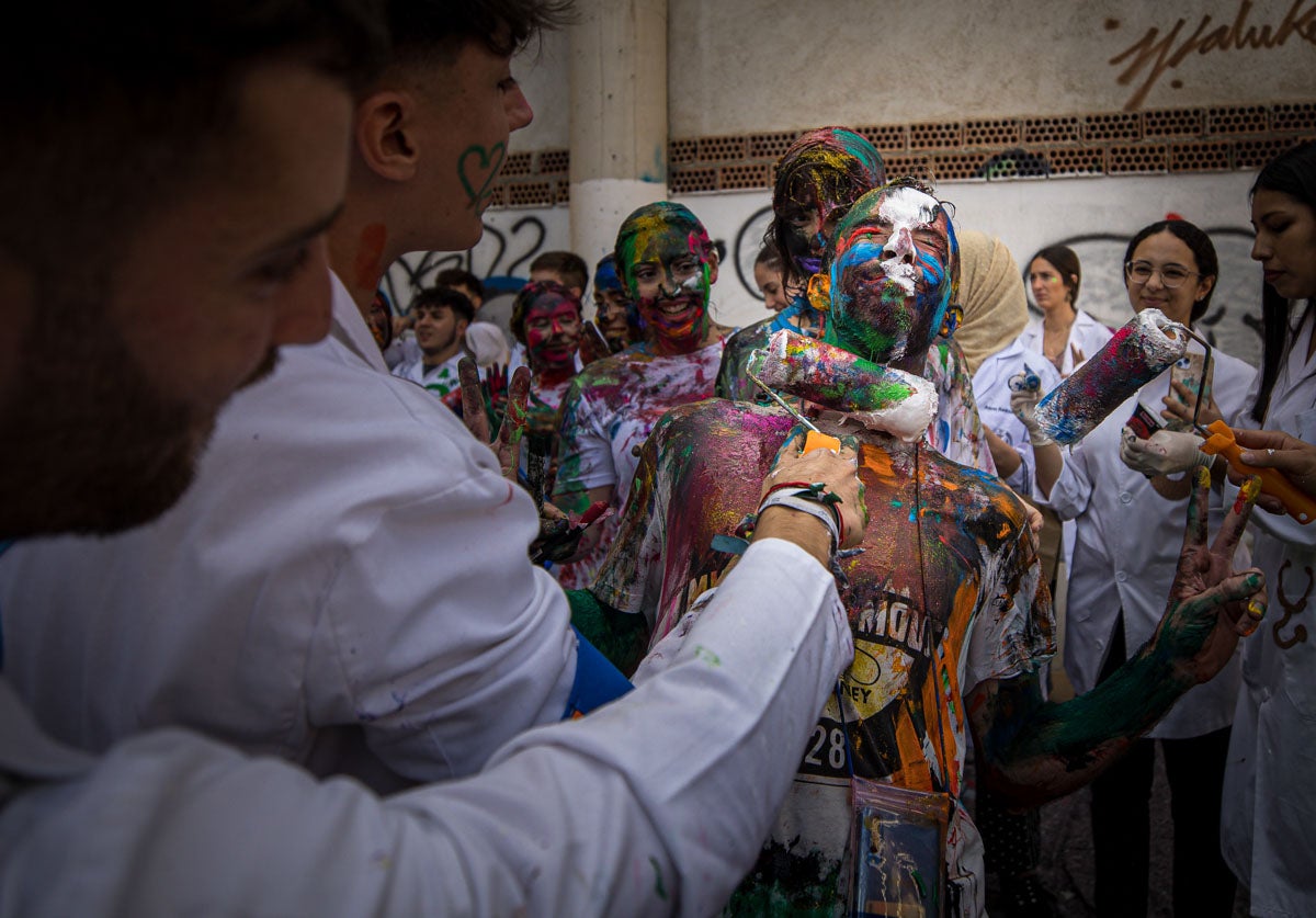 Alumnos de la Facultad de Medicina celebran la tradicional fiesta de octubre